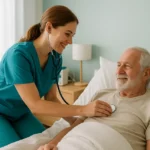 Profesional de salud especializado en lesiones por presión brindando atención domiciliaria a paciente encamado
